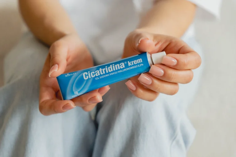 Skóra po laserze, peelingu i Dermapenie. Jak regenerować ją dzień po dniu, by szybciej wróciła do formy?